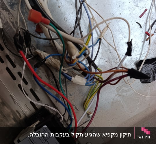 חוטי חשמל ומחבר בתוך מכשיר חשמלי
